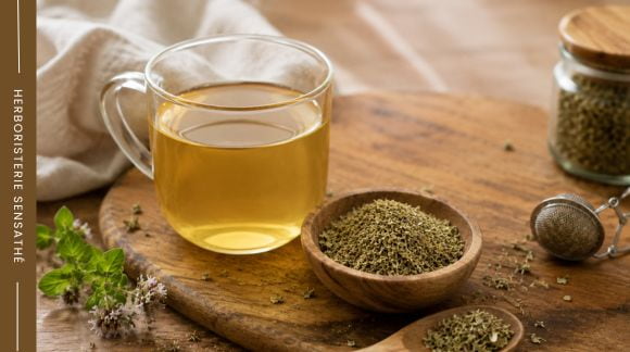 Infusion d'origan séché en préparation, remède naturel contre les ballonnements, les gaz intestinaux et les flatulences - Herboristerie Sensathé Infusion d'origan séché en préparation, remède naturel contre les ballonnements, les gaz intestinaux et les flatulences - Herboristerie Sensathé